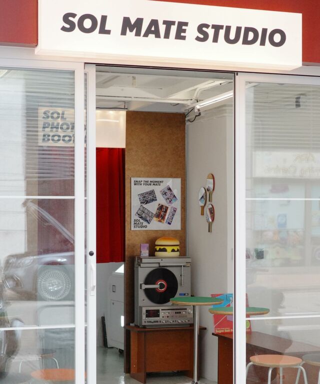 [長沙灣] 太陽系同學會2.0 擴充版
SOL Mate Studio 正正喺 SOL Mate CLub 隔離鋪加多幾個座位，仲會加埋一部自拍機比大家一齊影相添
所以裏 【有嘢食】 【有啡飲】 【有歌聽】 同埋 【有相影】。
而家開放俾大家包咗 SOL Mate Studio 帶同學過嚟聚會，更加歡迎帶狗仔嚟聚會👏🏻 

想包場去 https://solcommittee.com 預約啦